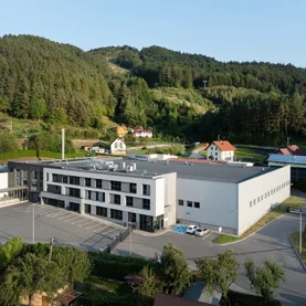 Architektura z naturą w tle – rozlewnia „Piwniczanka” i nowoczesne rozwiązania WIŚNIOWSKI