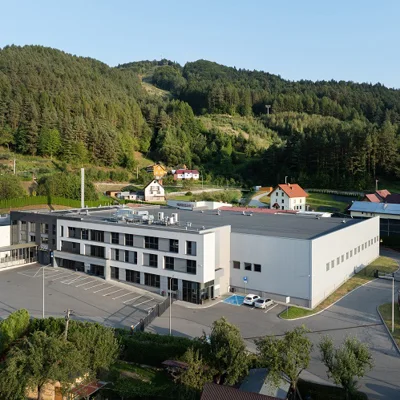 Architektura z naturą w tle – rozlewnia „Piwniczanka” i nowoczesne rozwiązania WIŚNIOWSKI