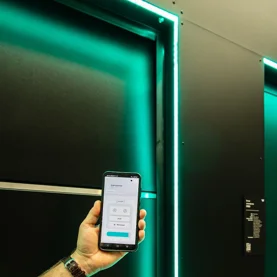 Smartfon jest dzisiaj kluczem do domu i pilotem do posesji. Ekspert testuje aplikację WIŚNIOWSKI