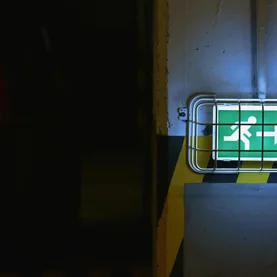 Pomiary oświetlenia awaryjnego: dlaczego są kluczowe dla bezpieczeństwa w twoim budynku?
