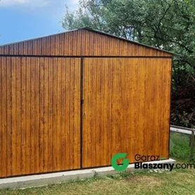 Garaż blaszany drewnopodobny – naturalny wygląd bez kompromisów