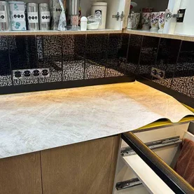 Renowacja mebli bez szlifowania – jak wykorzystać laminaty architektoniczne Benif w prosty sposób?