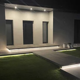 Światło wokół domu – jak stworzyć bezpieczną i klimatyczną przestrzeń po zmroku