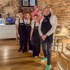 Pomaganie stawia na nogi jak kawa – JAF Polska charytatywnie za ladą Cafe Bajka