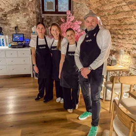 Pomaganie stawia na nogi jak kawa – JAF Polska charytatywnie za ladą Cafe Bajka