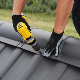 Jak prawidłowo przygotować dach na nowe pokrycie z blachodachówki?