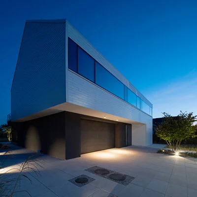 Gra kontrastów – grafit i biel w nowoczesnej formie