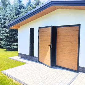 Ocieplana brama garażowa dwuskrzydłowa – czy warto dopłacić?