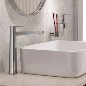 Uniwersalne formy w chromie – historia połysku definiującego łazienki