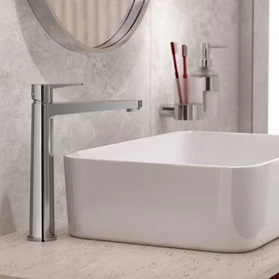 Uniwersalne formy w chromie – historia połysku definiującego łazienki