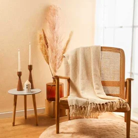 Otul swoje mieszkanie – magia koca w zimowych aranżacjach