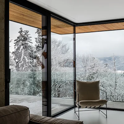 Zimowy komfort bez strat – jak połączenie nowoczesnych okien, drzwi i osłon chroni przed chłodem, obniżając rachunki