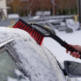Zima znów zaskoczyła! 5 sprytnych trików, które ułatwią życie każdemu kierowcy