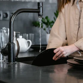 Bateria kuchenna z wyciąganą wylewką – hit czy zbędny gadżet?