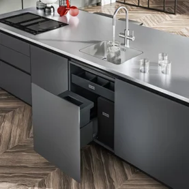 Nowoczesna i uporządkowana szafka pod zlewozmywakiem. Specjalny system sortowania odpadów do zabudowy z baterią Franke Mythos Water Hub