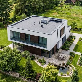 Dach płaski w domu jednorodzinnym – mit czy przyszłość polskiego budownictwa?