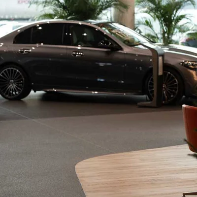Posadzki żywiczne Flowcrete w najnowocześniejszym salonie i serwisie Mercedes-Benz Duda-Cars w Lasocicach
