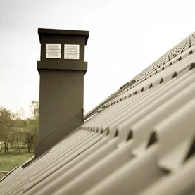 Blacha trapezowa na dach i elewację – jak dobrać profil i parametry do konkretnego budynku?