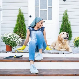 Wiosenny serwis drewnianego tarasu – jak przywrócić mu trwałość i kolor?