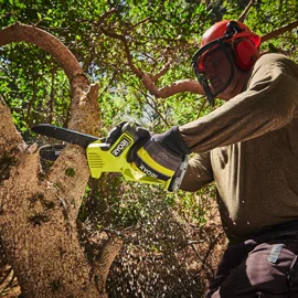 Szybkie przycinanie gałęzi w sadzie – dlaczego warto mieć pod ręką kompaktową pilarkę akumulatorową?