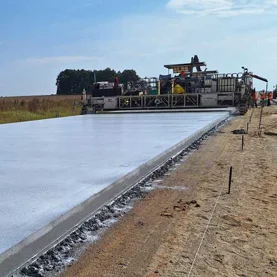 Nawierzchnie dróg z betonu o niższym śladzie węglowym to przyszłość czy już teraźniejszość budownictwa?