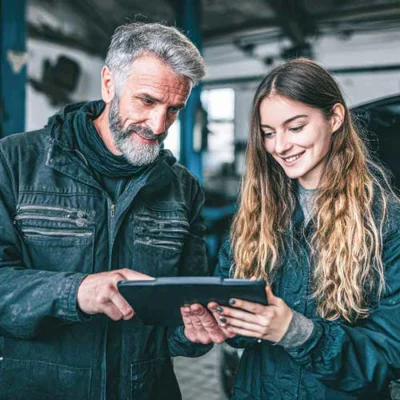Jak zatrzymać młodych fachowców, żeby nie odeszli z pracy po kilku miesiącach? Skuteczne wdrożenia, które działają