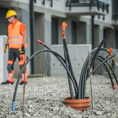 Gdzie zamówić kable i przewody na budowę? Internetowa hurtownia elektrotechniczna okiem instalatora