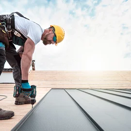 Blacha trapezowa czy panel dachowy - które pokrycie wybrać?