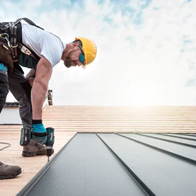 Blacha trapezowa czy panel dachowy - które pokrycie wybrać?