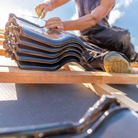 Dach, który oddycha – ale też nie przemaka. Jak dobrać warstwę wstępnego krycia do projektu domu?