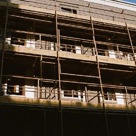 Rusztowania aluminiowe czy stalowe - które wybrać?