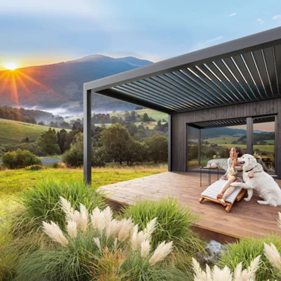 Outdoor living na wiosnę. Z pergolą Aluprof stworzysz dodatkowy salon w ogrodzie