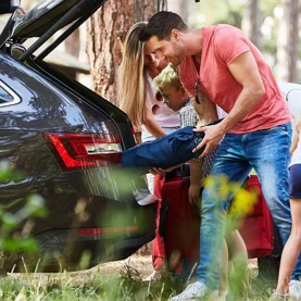Polacy rezygnują z all inclusive na rzecz campingów i resortów. Jak przygotować auto na urlopowy wyjazd?