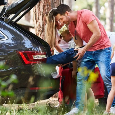 Polacy rezygnują z all inclusive na rzecz campingów i resortów. Jak przygotować auto na urlopowy wyjazd?