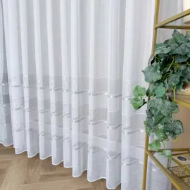 Firany na metry do dużych przeszkleń – sposób na dekorację okna w salonie