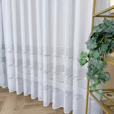 Firany na metry do dużych przeszkleń – sposób na dekorację okna w salonie