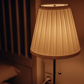Ile kosztuje zostawianie zapalonej lampki nocnej całą noc?