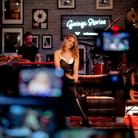 Co kryje się za bramą? WIŚNIOWSKI zaprasza do „Garage Stories” 