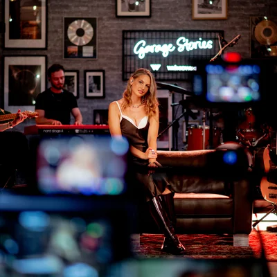 Co kryje się za bramą? WIŚNIOWSKI zaprasza do „Garage Stories” 