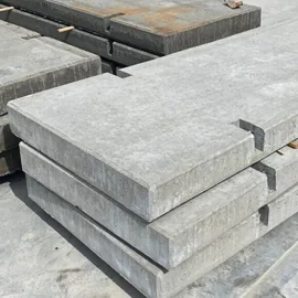 Podjazd z płyt betonowych – jak zaplanować trwałą nawierzchnię przy domu?