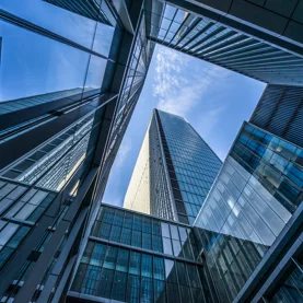 Architektura zaczyna się na prasie: jak ekstruzja aluminium kształtuje design i ślad węglowy rozwiązań